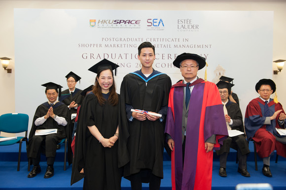 (右起) 劉寧榮教授、畢業生代表楊沛燊及區敏霞女士合照