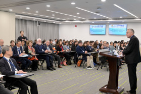 研討會由香港大學副校長（教學）兼香港大學專業進修學院董事局主席何立仁教授主持開幕