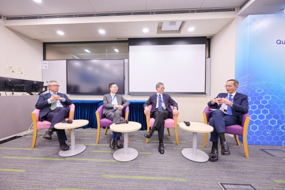 在香港大學專業進修學院院長李經文教授主持的圓桌會議上，幾位知名講者包括自資專上教育委員會主席陳兆根博士、香港學術及職業資歷評審局總幹事周慶邦先生，以及自資高等教育聯盟主席鍾志杰教授分別就香港自資高等教育機構的最新趨勢、監管架構和發展機遇等提出灼見。 