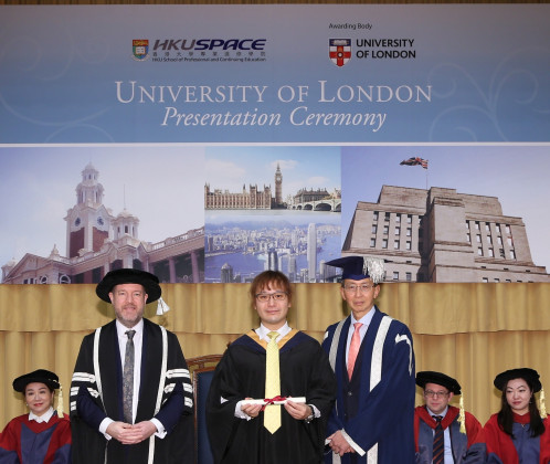 「法學士」畢業生陳偉倫以優異成績獲得 HKU SPACE 傑出學術成就獎 (Outstanding Academic Achievement Award)。