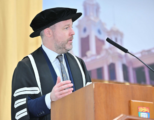 倫大副校長Mr Alistair Jarvis CBE專程來港向50多名畢業生授憑。