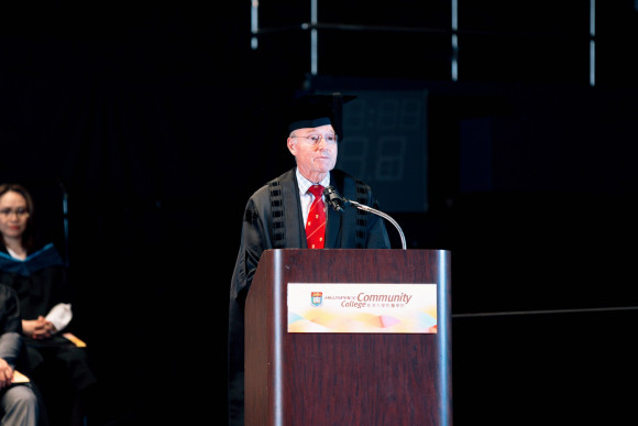 Professor Ian Holliday, Chairman of the HKU SPACE Board of Directors, expressed his delight in witnessing the graduates’ accomplishments