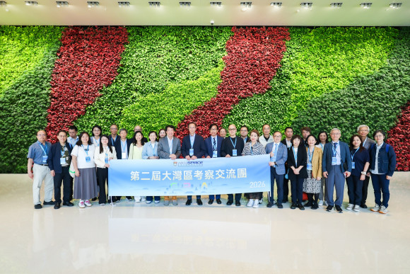 Group photo of the delegation at Vipshop Headquarters