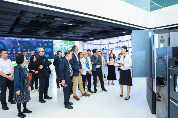 The delegation visiting the exhibition hall of Midea Cloud of Midea Group 