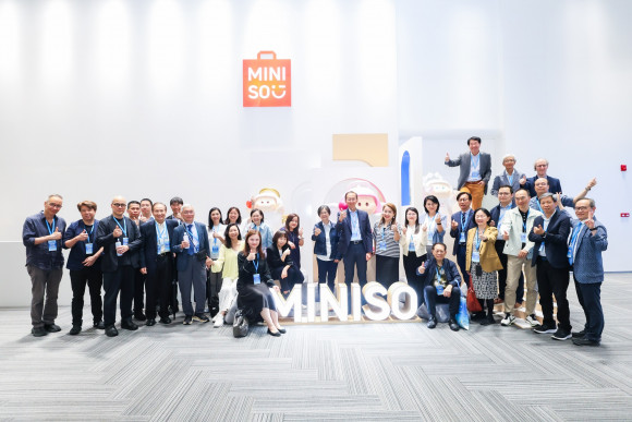 Group photo of the delegation visiting the Miniso Group’s International Headquarters 