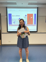 恭喜郭小姐获得我们法语入门证书课程的最佳进步奖！ Félicitations! 