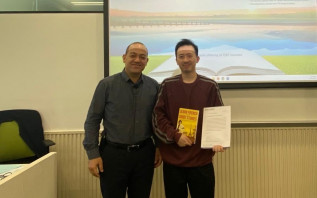 Congratulations to Mr. Wong, who has won the Outstanding Performance Award in our Certificate in French (Intermediate)! Félicitations! 