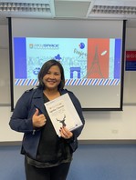 恭喜石小姐獲得我們法語中級證書課程的傑出表現獎！ Félicitations! 