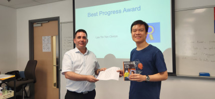 恭喜李先生获得我们法语中级证书课程的最佳进步奖！ Félicitations! 